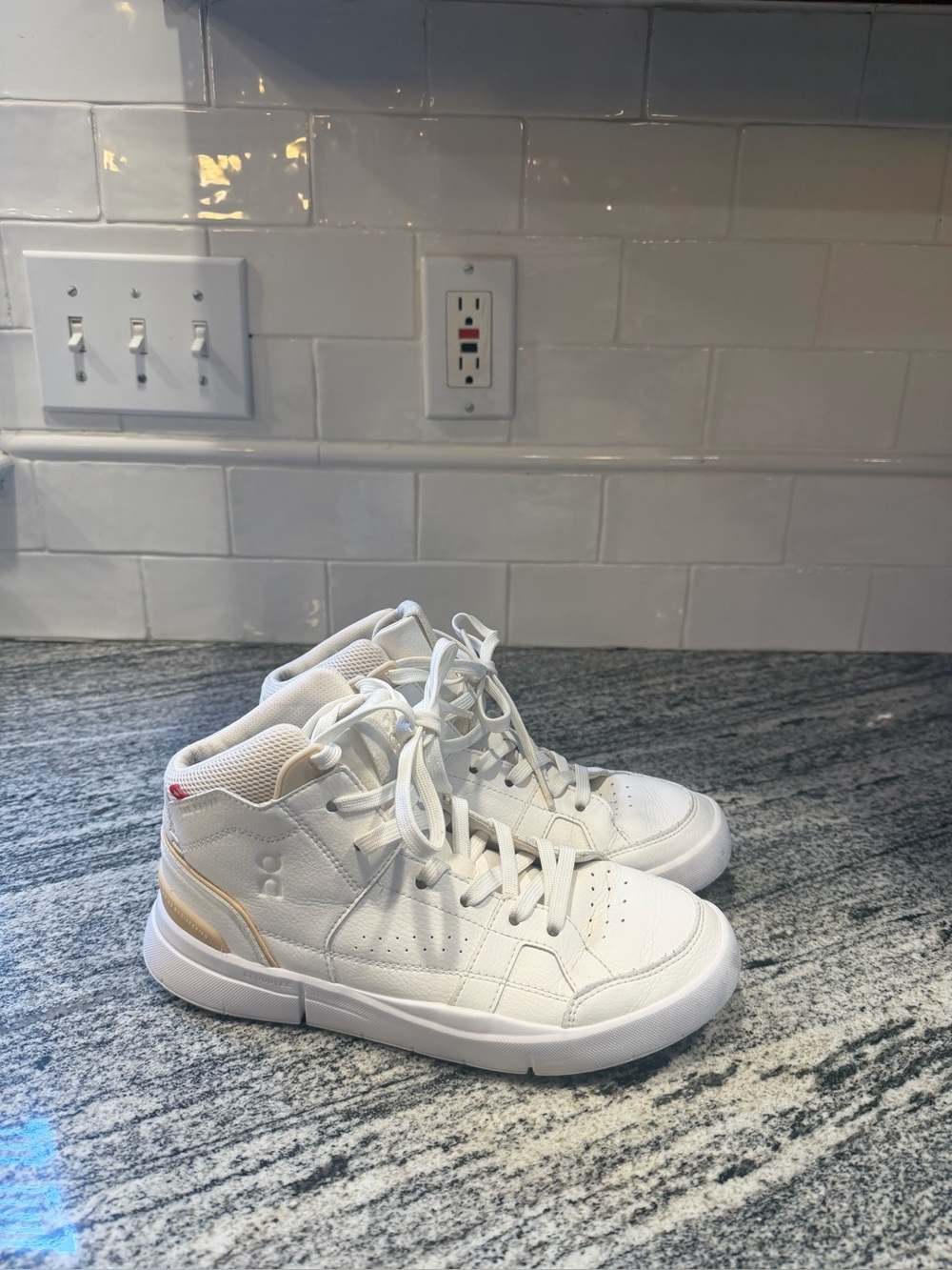 Women’s On Cloud The Roger Clubhouse Mid Size 6.5